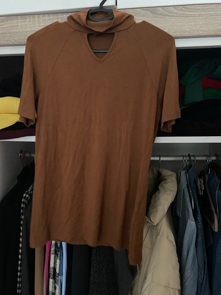 Kahverengi Yüksek Yaka Kısa Kollu Hamile Tişörtü - Görsel 3