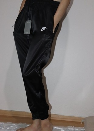 m Beden siyah Renk Nike saten dar paca bayan alt