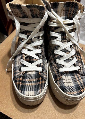 Bershka Ekose Desenli Beyaz Bagcikli Yuksek Bilekli Sneaker