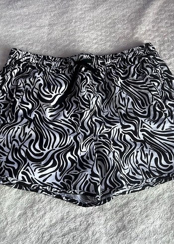 Gri Zebra Desenli Kadın Mini Şort