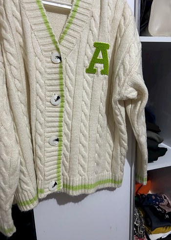 Beyaz Nakışlı V Yaka Triko Hırka - Görsel 2