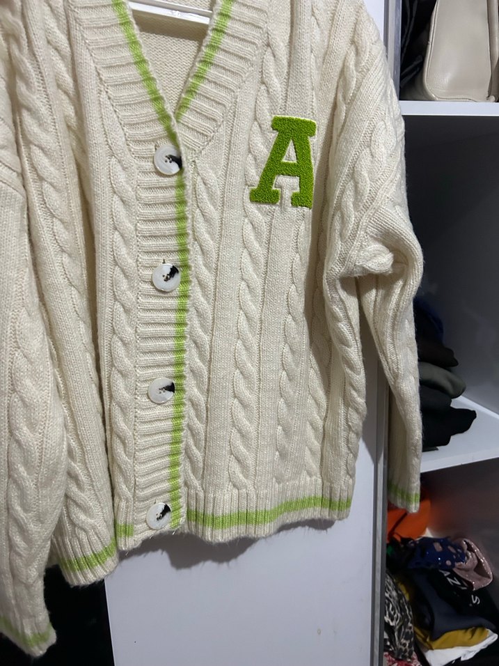 Beyaz Nakışlı V Yaka Triko Hırka - Görsel 2