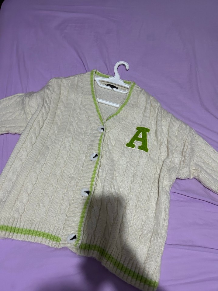 Beyaz Nakışlı V Yaka Triko Hırka - Görsel 3