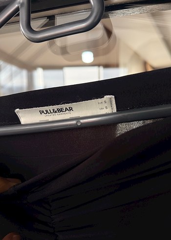 Pull and Bear Siyah Yırtmaçlı Etek - Görsel 4