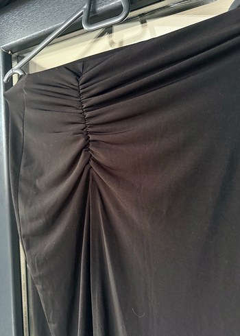 Pull and Bear Siyah Yırtmaçlı Etek - Görsel 3