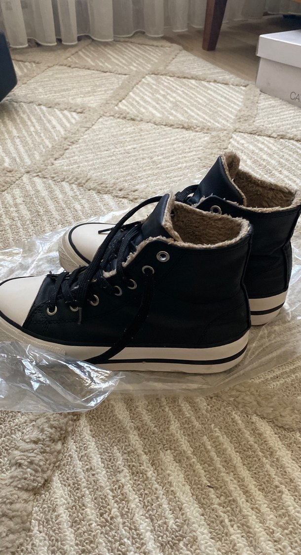 Düz Tabanlı Kürklü Siyah Kadın Spor Ayakkabı - Görsel 2