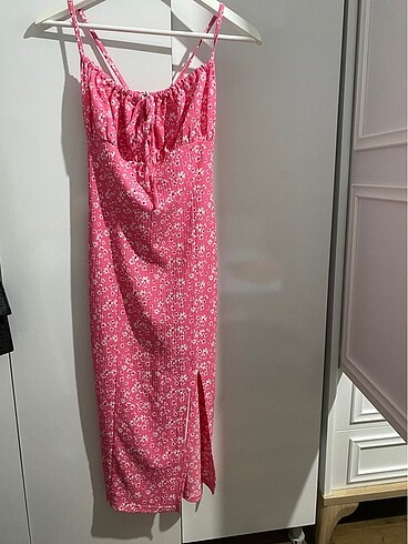 Pembe elbise