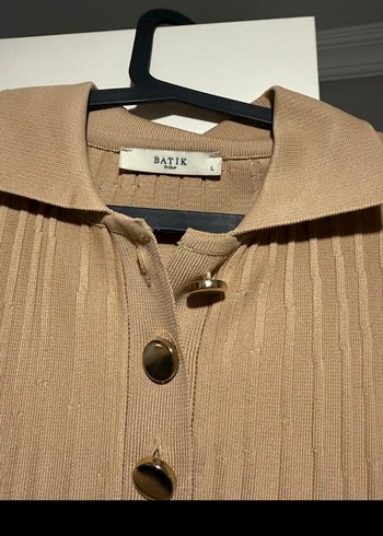 Batik Bej Piliseli Kısa Kollu Uzun Elbise