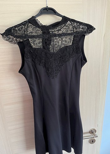 Dantel Detaylı Siyah Uzun V Yakalı Elbise - Görsel 4