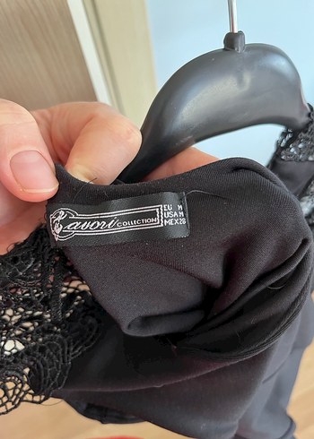 Dantel Detaylı Siyah Uzun V Yakalı Elbise - Görsel 2