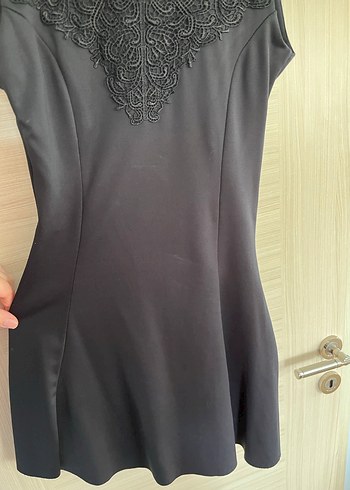 Dantel Detaylı Siyah Uzun V Yakalı Elbise - Görsel 3