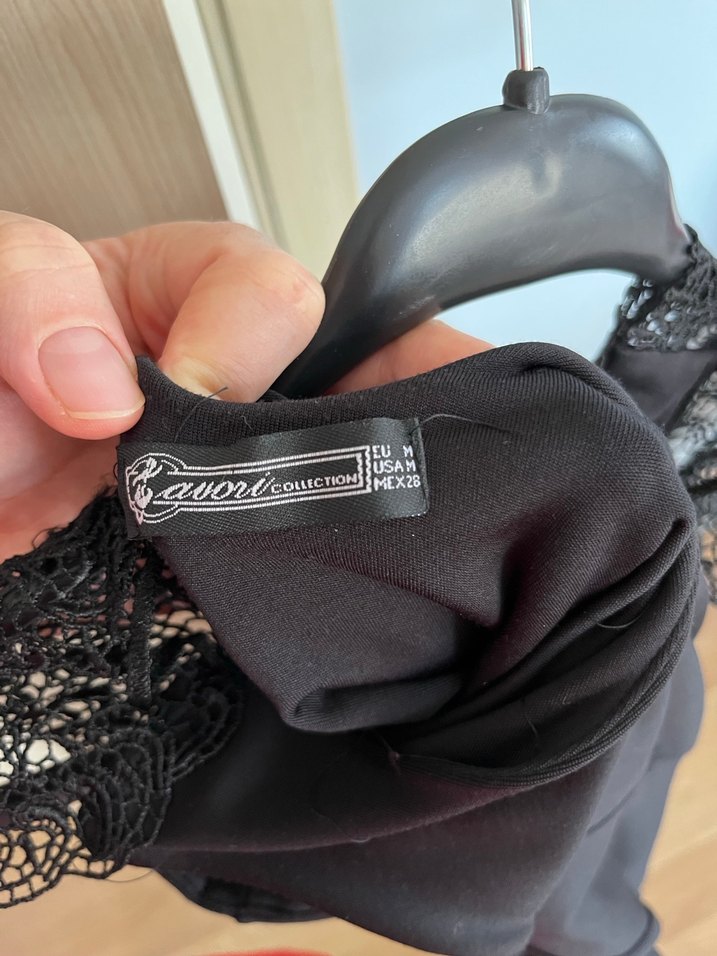 Dantel Detaylı Siyah Uzun V Yakalı Elbise - Görsel 2