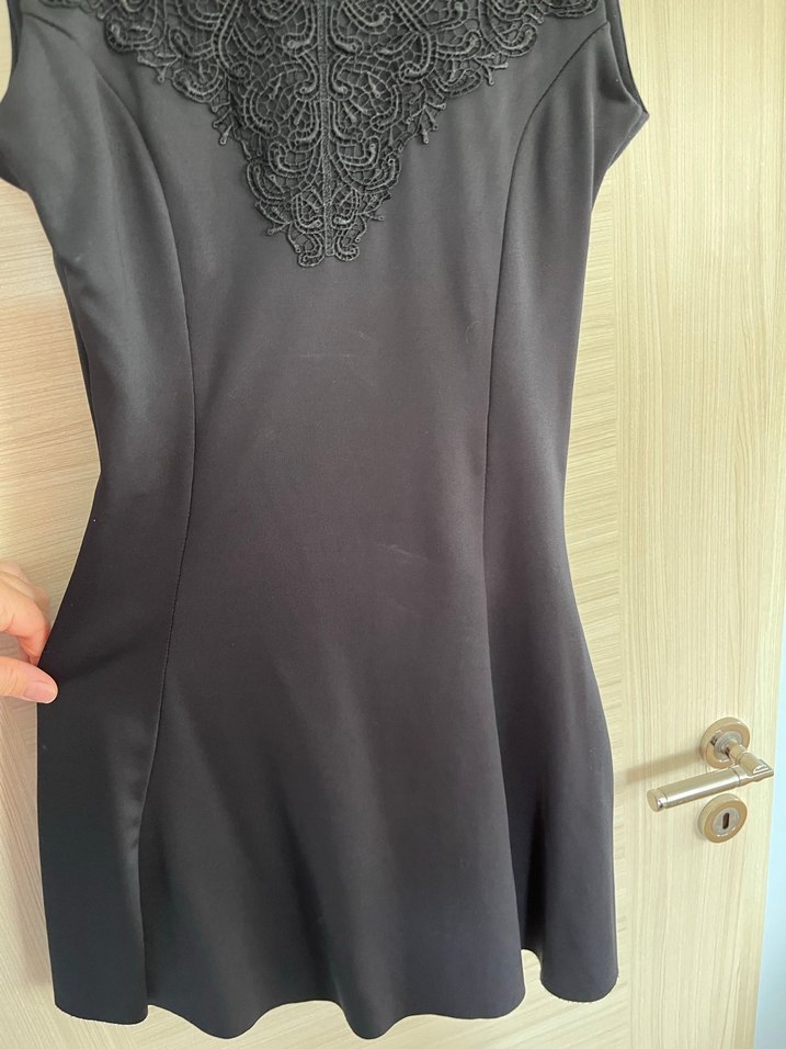 Dantel Detaylı Siyah Uzun V Yakalı Elbise - Görsel 3