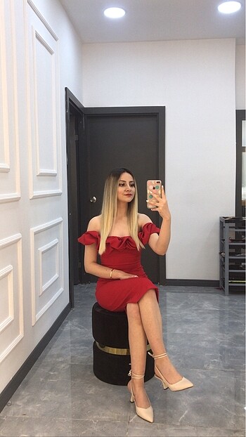 kırmızı şık elbise (rengi bordo ya çalan koyu bir kırmızı)