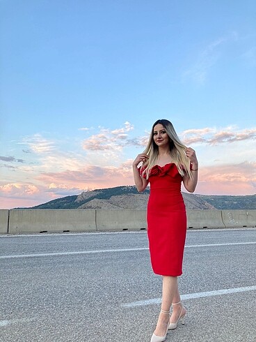 Diğer kırmızı şık elbise (rengi bordo ya çalan koyu bir kırmızı)