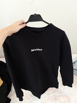 Siyah yazılı sweatshirt