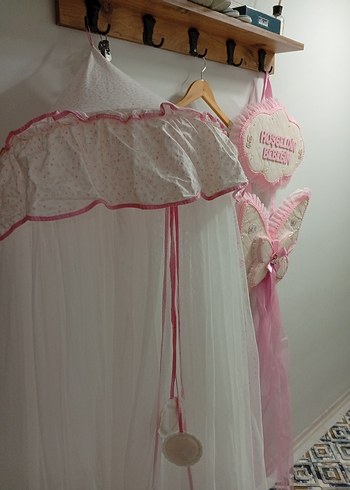 Beden Renk Pembe Nakışlı Bebek Odası Duvar Süsü ve Tül Kanopi