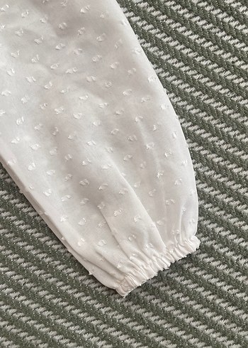 Kız bebekler için beyaz uzun kollu nakışlı gömlek - Görsel 3