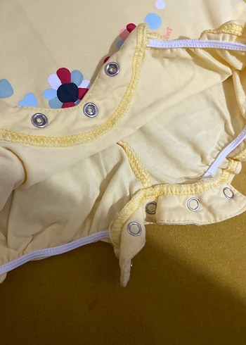 Sarı Desenli Fırfırlı Bebek Tulum - Görsel 3