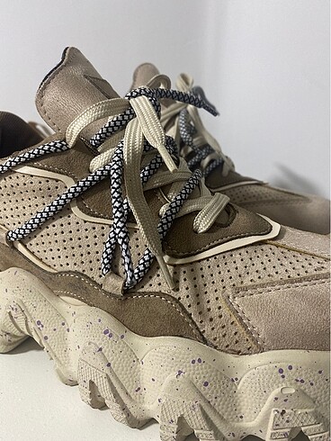 Twist Twist Sneaker