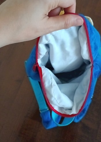Beden Mavi Sırt Çantası ve Renkli Oyuncak Kaplan