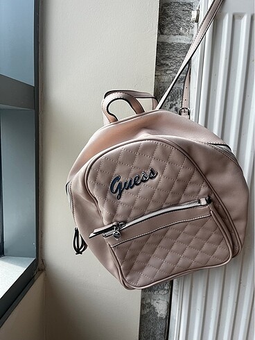 GUESS pudra rengi sırt çantası