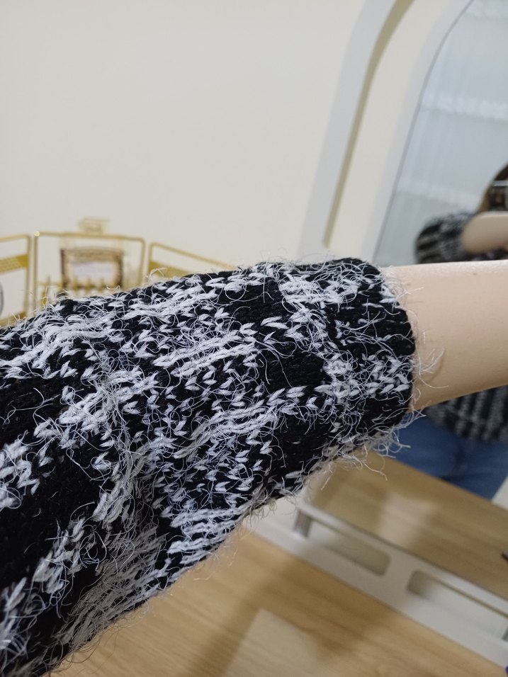 Siyah- Beyaz Boğazlı Triko Kazak - Görsel 3