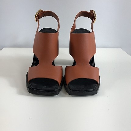 Tasarımcı Küt Burunlu Sandalet 