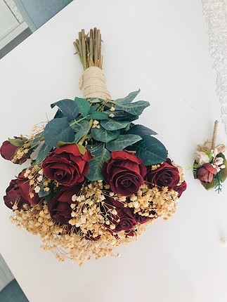 Bordo kadife canlı görünen Gül gelin Buketi ve damat yaka çiçeği