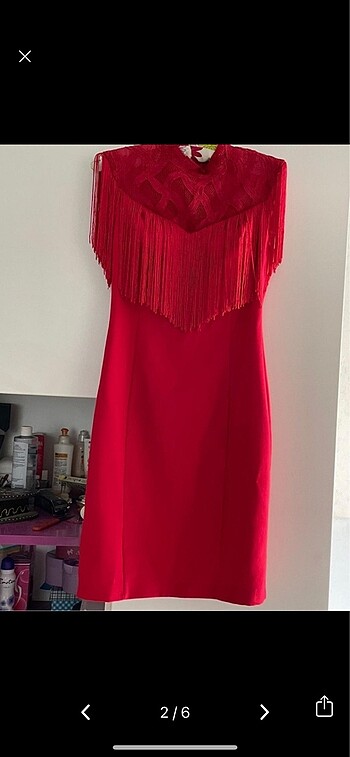 Kırmızı püsküllü elbise