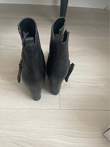 36,5 Beden Nine west ürün 2 kere en fazla giyilmiştir