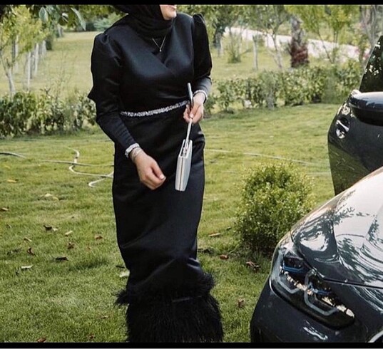 Siyah kemerli etek ucu tüylü abiye