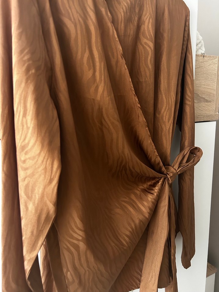 Kadın Kahverengi Saten V Yaka Bluz - Görsel 3