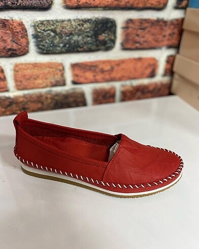 Kırmızı deri kadın ayakkabısı