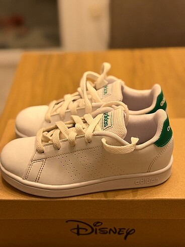 Adidas spor ayakkabı, orjinaldir.