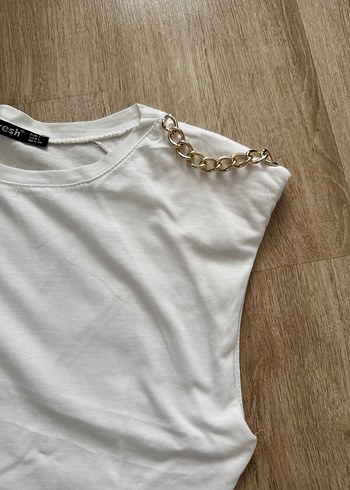 38 Beden Zincir Detaylı Beyaz Kolsuz Kadın Bluz