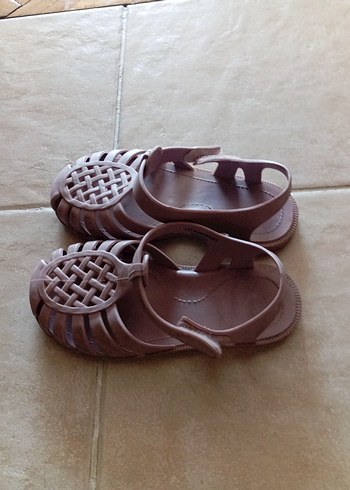 30 Beden Kız Çocuk lila Tokalı Sandalet