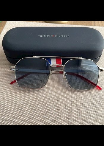 Tommy Hilfiger Gri Minimalist Güneş Gözlüğü