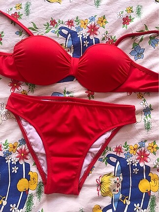 Kırmızı bikini takımı