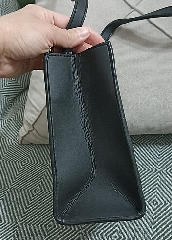 Beden Siyah Askılı Çanta