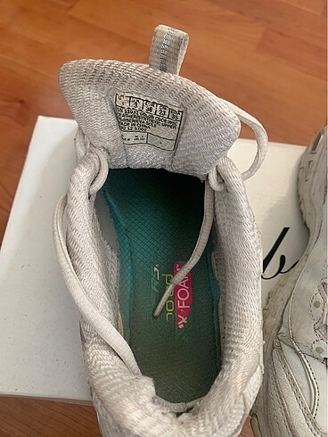 37 Beden beyaz Renk Orjinal skechers