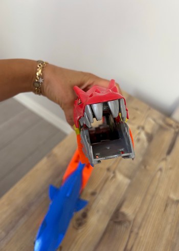 hot wheels ejderha ve köpek balığı