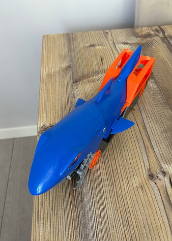 Beden hot wheels ejderha ve köpek balığı