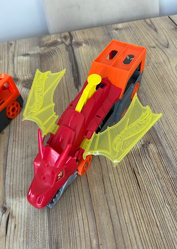 hot wheels ejderha ve köpek balığı