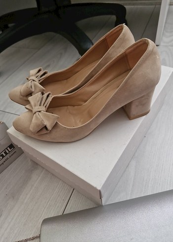 Zara Bej Süet Fiyonklu Kadın Klasik Topuklu Ayakkabı
