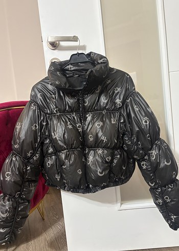 Bershka Kadın Siyah Mini Desenli Kısa Kışlık Mont