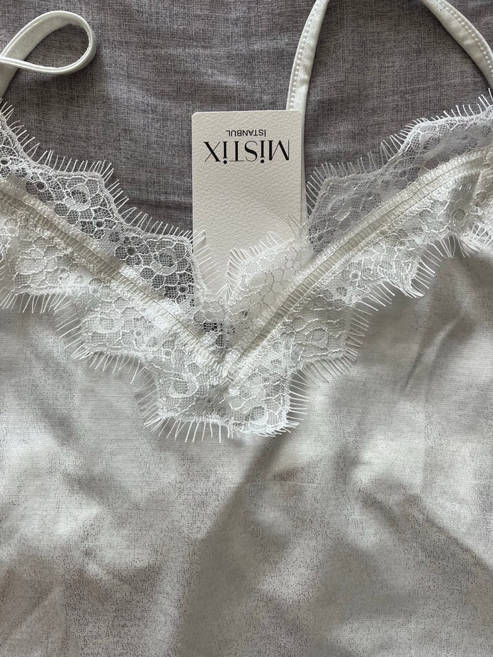 Dantel Detaylı Beyaz Keten V Yaka Atlet - Görsel 2