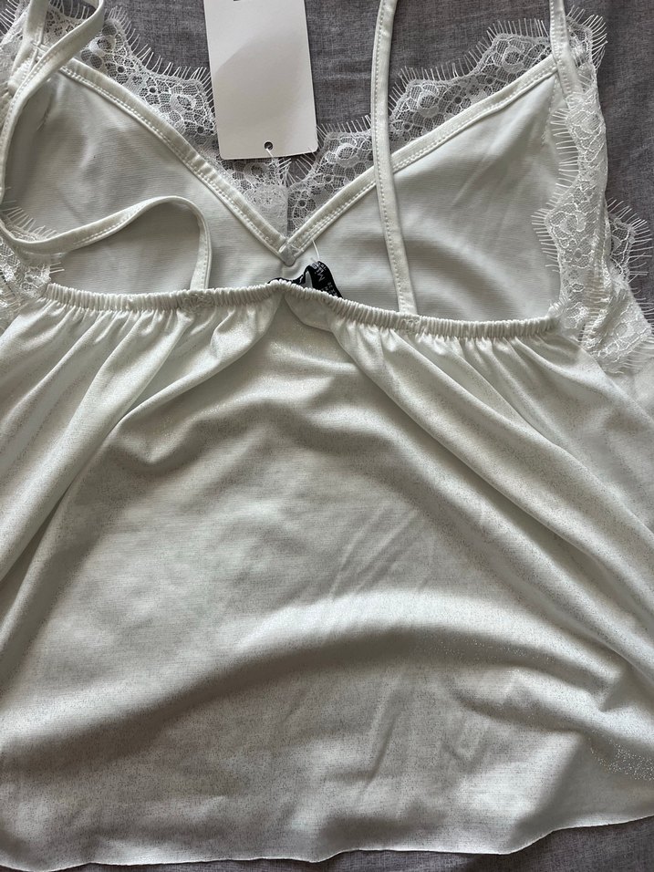 Dantel Detaylı Beyaz Keten V Yaka Atlet - Görsel 3