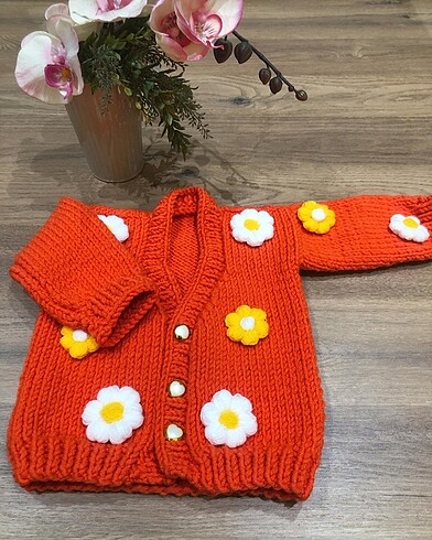 El yapımı çiçekli örgü hırka