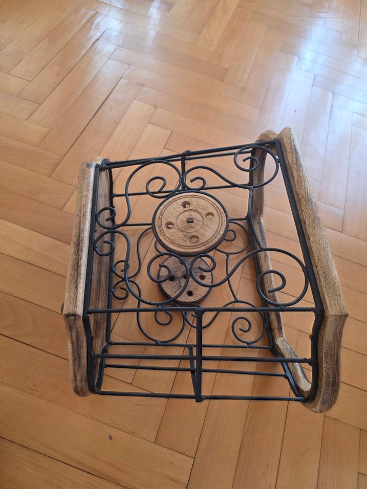 Kahverengi Ahşap ve Ferforje Dergilik- Gazetelik - Görsel 2